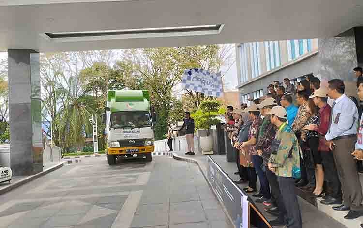 Pelepasan mobil layanan kas keliling dilepaskan di depan kantor Bank Indonesia Provinsi Kalimantan Tengah untuk ditempatkan di titik-titik ramai dikunjungi masyarakat Kota Palangka Raya. (FOTO: TESTI PRISCILLA)