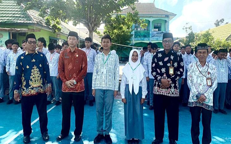 Kepala Kemenag Kapuas, Hamidhan bersama peserta didik MAN Kapuas yang ikuti asesmen madrasah. (FOTO: IST)