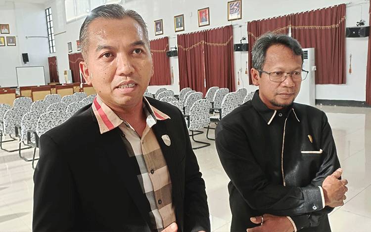 Ketua DPRD Seruyan Zuli Eko Prasetyo (kiri) (FOTO : FAHRUL)