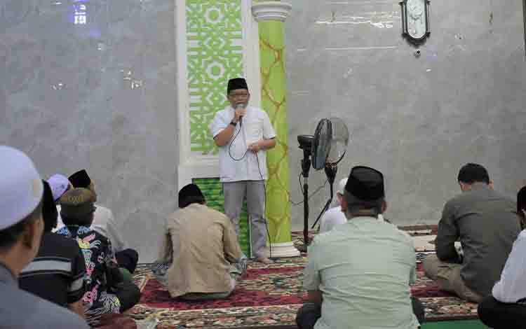 Pj Bupati Kapuas, Erlin Hardi saat hadiri Safari Ramadan bertempat di Masjid Nur Taqwa, Lupak Dalam, Kecamatan Kapuas Kuala. (FOTO: IST)