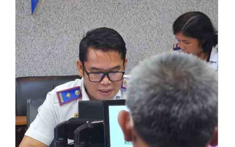Kepala Dinas Perhubungan Palangka Raya, Alman P Pakpahan memberikan paparan saat audensi dengan Maskapai penerbangan di Angkasa Pura II. (FOTO: HUMAS)