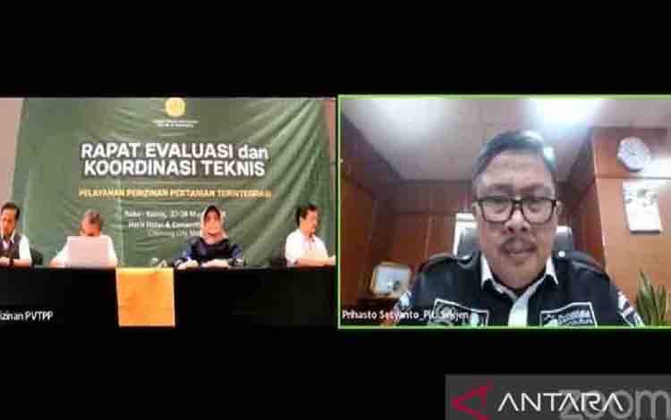 Tangkapan layar - Pelaksana Tugas (Plt) Sekretaris Jenderal Kementan Prihasto Setyanto (kanan) dalam Rapat Koordinasi dan Evaluasi Teknis Pelayanan Perizinan Terintegrasi yang dipantau secara virtual di Jakarta, Rabu (27/3/2024). ANTARA/Harianto