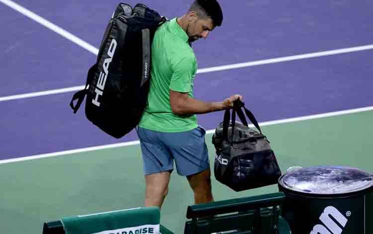 Petenis Serbia Novak Djokovic meninggalkan lapangan setelah dikalahkan Luca Nardi asal Italia di turnamen BNP Paribas Open di Indian Wells Tennis Garden, California, pada 11 Maret 2024. (Getty Images via AFP/MATTHEW STOCKMAN)