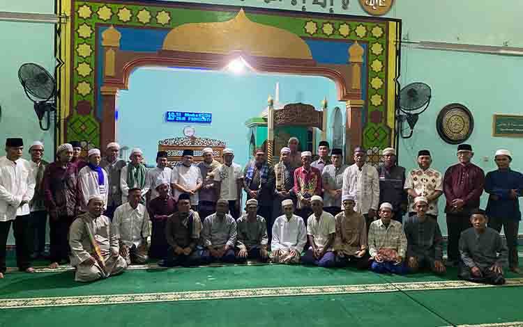 Pj Bupati Kapuas, Erlin Hardi bersama masyarakat saat Safari Ramadan 1445 H, bertempat di Masjid Al-Mubarak, Pulau Kupang, Kecamatan Bataguh. (FOTO: IST)