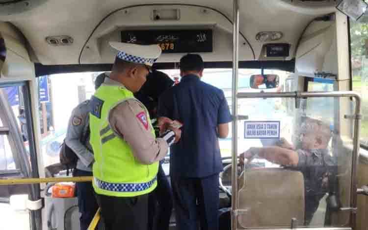 Kanit Kamsel Satlantas Polresta Palangka Raya Iptu Eko Hermawan saat melakukan inspeksi kepada salah satu bus PO di Palangka Raya. (FOTO: IST)