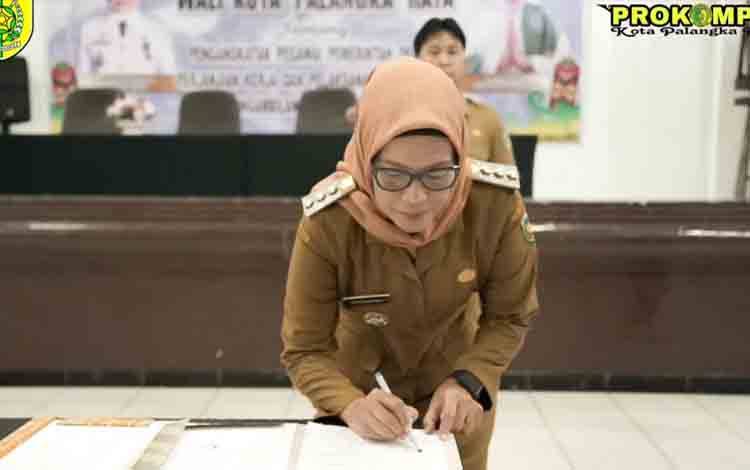 Pj Wali Kota Palangka Raya, Hera Nugrahayu menandatangani SK PPPK. (FOTO: HUMAS)