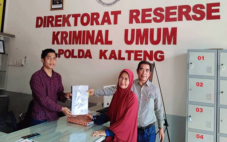 Siti Chadijah selaku ahli waris Hj.Uluh Umi (Alm) didampingi kuasa hukumnya Pua Hardinata saat melapor ke Polda Kalteng, Rabu, 20 Maret 2024 (IST)