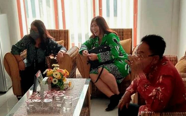 Legislator Kalteng, Evi Kahayanti (batik hijau) ketika melaksanakan kunjungan kerja bersama dengan Anggota DPRD Kalteng lainnya. (FOTO: IST)