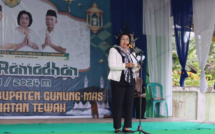 Wakil Bupati Gunung Mas Efrensia L.P Umbing saat membacakan sambutan Bupati Jaya S Monong pada kegiatan safari Ramadan di Kecamatan Tewah, Rabu, 27 Maret 2024. (DISKOMINFOSANTIK GUMAS)