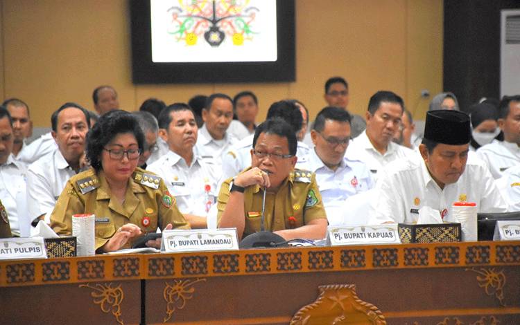 Pj Bupati Kapuas, Erlin Hardi saat ikuti Rakor optimalisasi penyelenggaraan pemerintahan di daerah tahun 2024 yang berlangsung di Aula Jayang Tingang Kantor Gubernur Kalteng. (FOTO: IST)