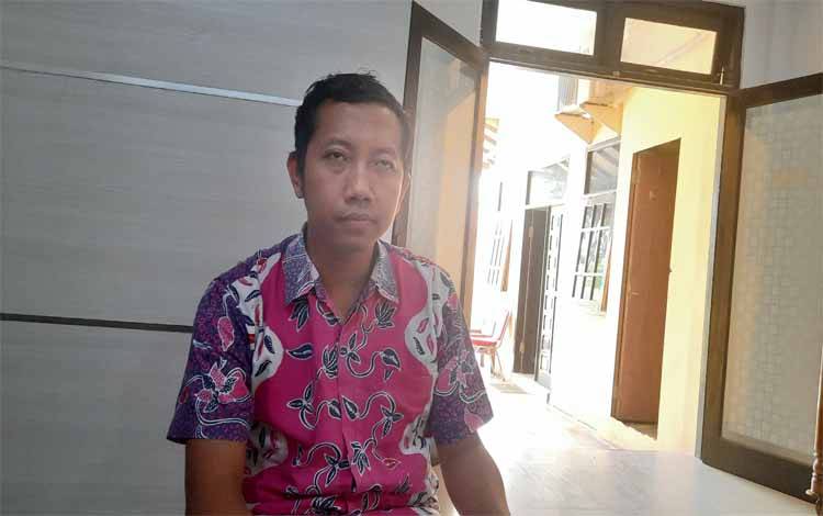 Koordinator Bidang Penetapan Hak dan Pendaftaran Mohamad Dwi Kuwanto saat ditemui di Kantor BPN Kobar. (Foto : DANANG)