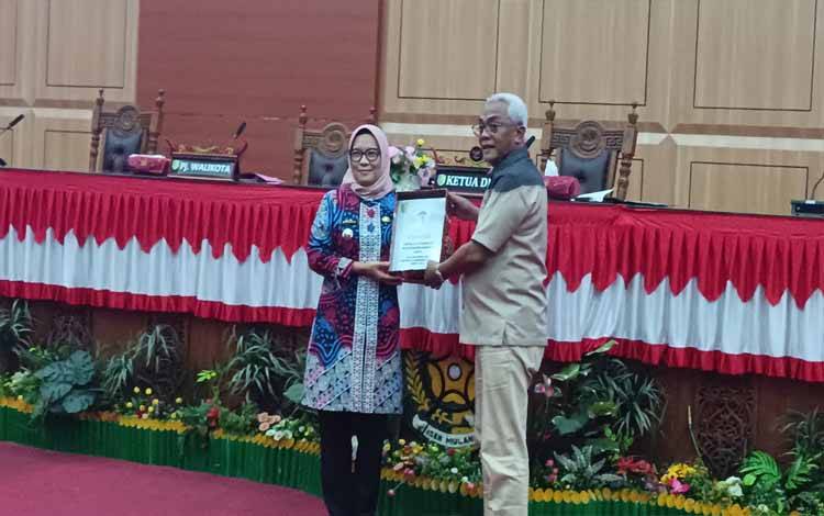 Pj Wali Kota Palangka Raya, Hera Nugrahayu menyerahkan LKPJ APBD 2023. (FOTO: HENDRI)