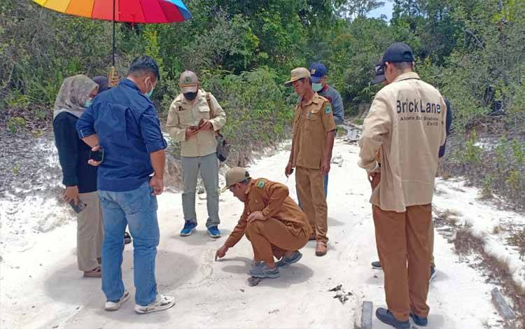 Tim Dinas PUPR PKP Kapuas saat survey lokasi relokasi rumah rawan banjir di Desa Lungkuh Layang Dusun Manarang dan Petak Puti Kecamatan Timpah. (FOTO: IST)