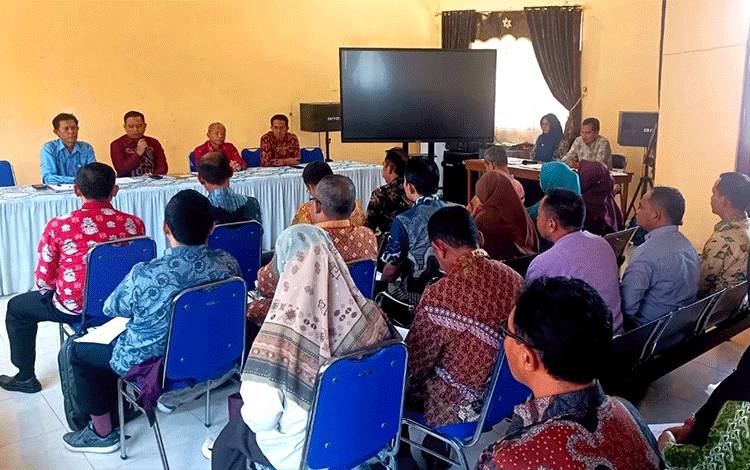 Kepala Dinas Pendidikan Seruyan, Rusdi Hidayat membuka Rapat Koordinasi Penetapan Muatan Lokal (FOTO : PROKOM SERUYAN)
