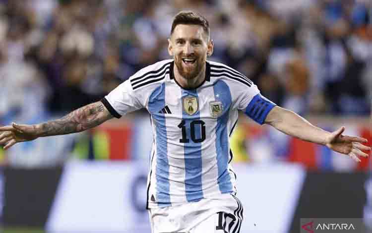 (Arsip) Pemain Argentina Lionel Messi merayakan gol pada pertandingan persahabatan melawan Jamaika di Red Bull Arena di Harrison, New Jersey, 27 September 2022. (AFP/ANDRES KUDACKI)