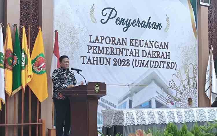Wakil Gubernur Kalimantan Tengah (Kalteng), Edy Pratowo saat rangkaian penyerahan LKPD di Aula BPK RI Perwakilan Kalteng, Kamis, 28 Maret 2024. (FOTO: HERMAWAN)