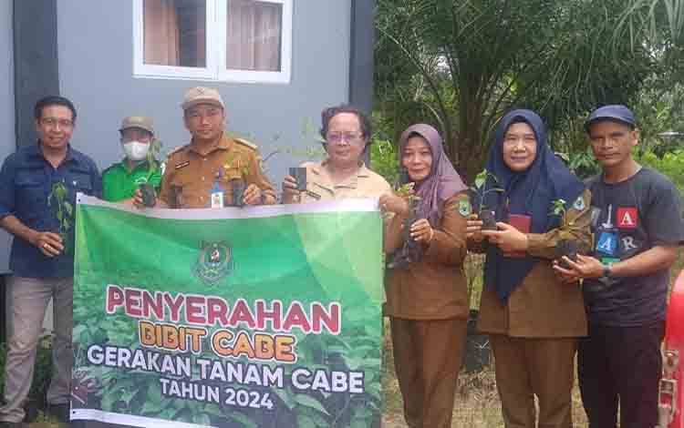 Lurah Selat Utara, Rahmat M Noor bersama Bidang Hortikultura Dinas Pertanian Kapuas usai serahkan bibit cabai. (FOTO: IST)