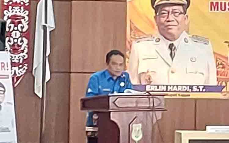 Kepala Bappelitbangda Kapuas, Catur Feriyanto saat memberikan sambutan pada Musrenbang tingkat kabupaten, kemarin. (FOTO: DODI)