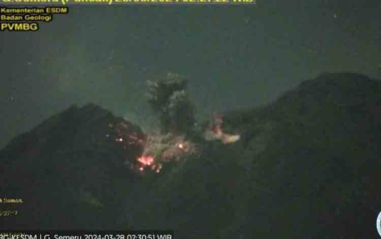 Gunung Semeru erupsi pada Kamis (28/3/2024), pukul 02.27 WIB (ANTARA/HO-PVMBG)