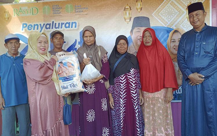 Ritawati dari CBI Group menyerahkan secara simbolis penyaluran zakat Keluarga H Abdul Rasyid AS dan Hj Nuriyah untuk wilayah Kuala Pembuang dan sekitarnya (FOTO : FAHRUL)