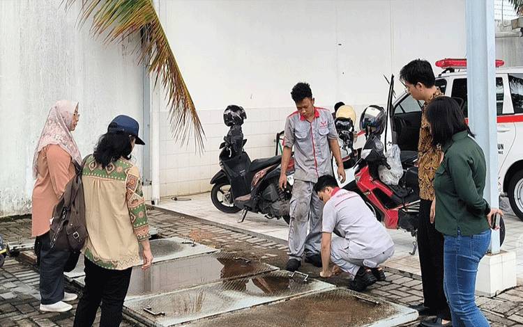 Tim dari DLH Palangka Raya melakukan pengecekan pengelolaan limbah pelaku usaha. (FOTO: DLH)
