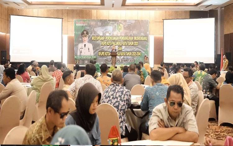Pj Wali Kota Palangka Raya membuka Musrenbang RPJPD 2025-2045. (FOTO: HUMAS)