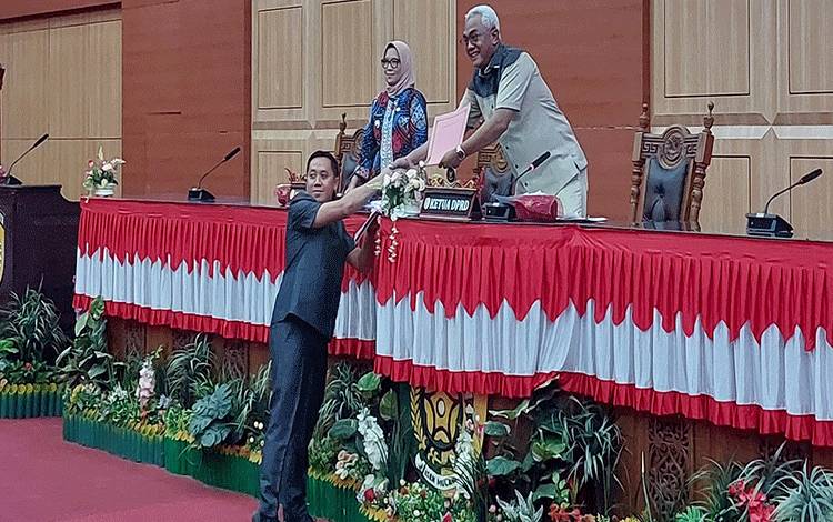 Ketua DPRD Palangka Raya dan Pj Wali Kota menerima laporan hasil reses. (FOTO: HENDRI)
