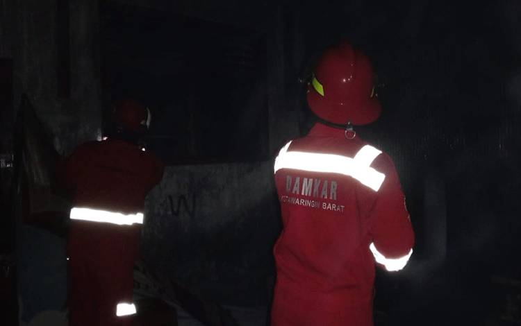 Petugas Damkar Kobar tangani kios terbakar di Kelurahan Baru. (Foto : Damkar Kobar)