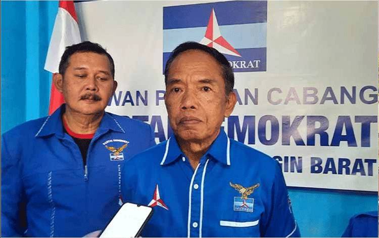 Ketua DPC Demokrat Kobar Bambang Purwanto saat diwawancarai awak media. (Foto : DANANG)