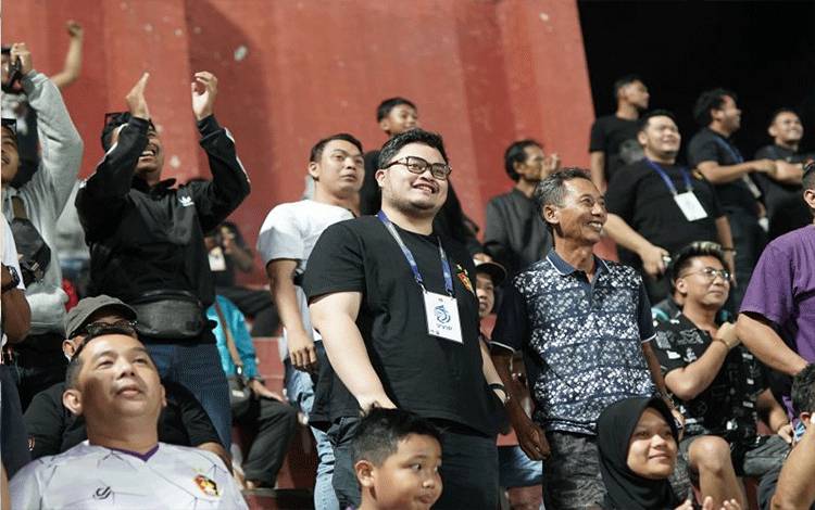 Dewan Pembina Persik yang juga Bupati Kediri Hanindhito Himawan Pramana saat menonton pertandingan Persik melawan Persikabo di Stadion Brawijaya, Kediri, Jawa Timur. ANTARA/ HO-tim Persik Kediri