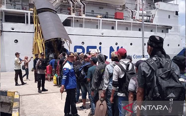 Ratusan pemudik bertolak dari Pelabuhan Sampit menuju Pulau Jawa menggunakan kapal PT Pelni Cabang Sampit, Minggu (24/3/2024).  ANTARA/Devita Maulina