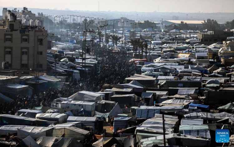 Arsip - Tenda-tenda pengungsi terlihat memenuhi Kota Rafah di Jalur Gaza selatan pada 10 Februari 2024. (Xinhua/Yasser Qudih)