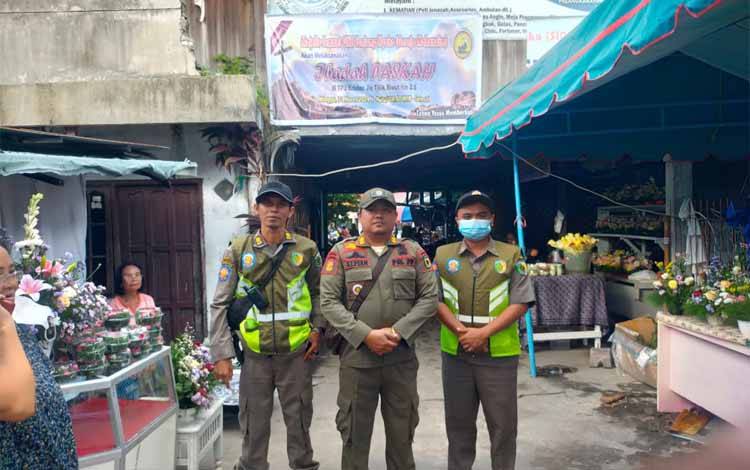 Anggota Satpol PP Palangka Raya saat Patroli ke TPU Kristen Jalan Tjilik Riwut Kilometer 2,5 (Foto : PATHUR)