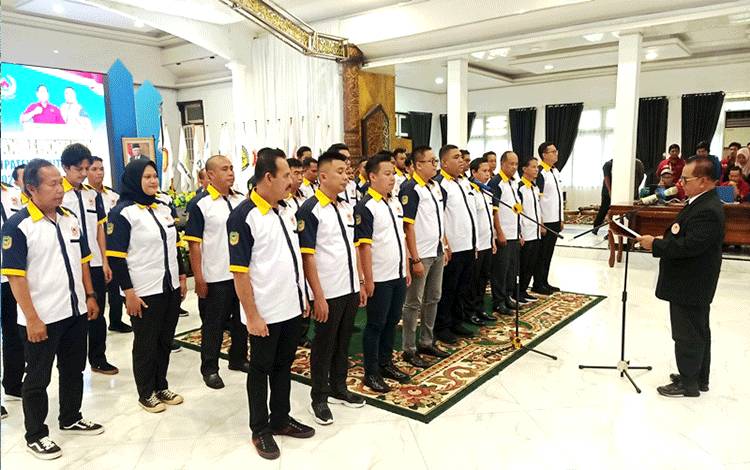 Ketua Harian KONI Kalteng M Hasanuddin Noor melantik dan mengukuhkan pengurus KONI Barito Utara masa bakti 2023-2027 di gedung Balai Antang Muara Teweh, Jumat 29 Maret 2024. (Foto: Dhani)