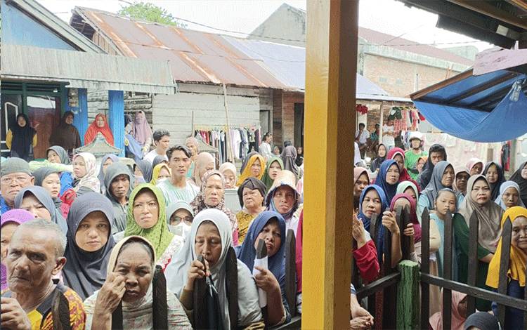 Warga saat menunggu antrian pembagian zakat Keluarga H Abdul Rasyid AS dan Hj Nuriyah di Kuala Pembuang.(FOTO : FAHRUL)