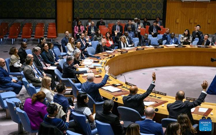 Arsip - Para utusan memberikan suara bagi sebuah draf resolusi dalam pertemuan Dewan Keamanan PBB di Markas Besar PBB di New York, 19 Oktober 2023. (Loey Felipe/UN Photo/HO via Xinhua)