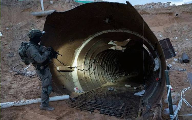 Foto yang dirilis Pasukan Pertahanan Israel (IDF) pada 17 Desember 2023 ini memperlihatkan seorang tentara Israel berjaga di luar sistem terowongan bawah tanah besar Hamas yang ditemukan di Jalur Gaza. ANTARA/Xinhua