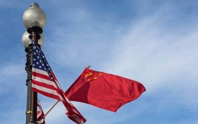Dua bendera, Amerika Serikat (AS) dan China, berkibar bersama di sebuah tiang (ANTARA/XINHUA)