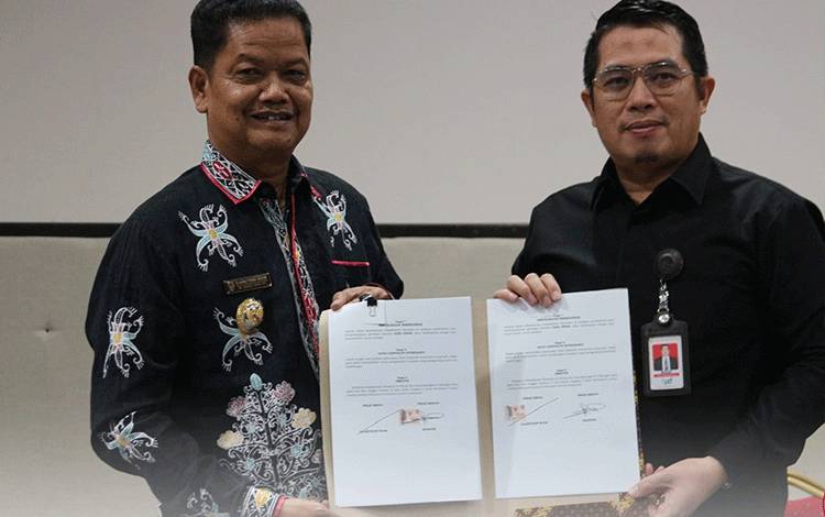 Penjabat Bupati Seruyan Djainuddin Noor!dan pihak PT Bank Kalteng saat melakukan penandatanganan perjanjian kerjasama (FOTO : PROKOM SERUYAN)