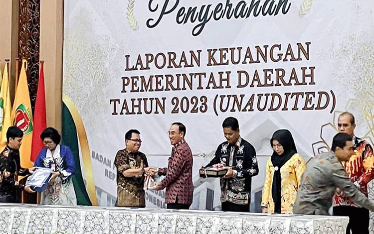 Pj Bupati Kapuas, Erlin Hardi saat penyerahan LKPD tahun 2023 kepada BPK RI perwakilan Kalteng di Palangka Raya, baru-baru ini. (FOTO: IST)