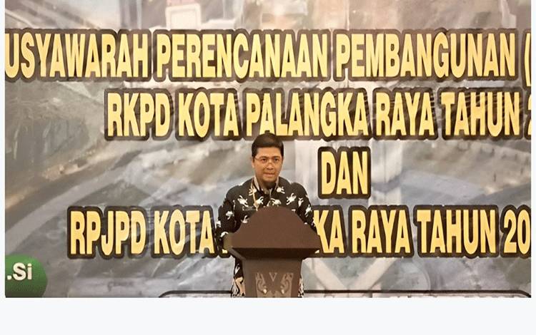 Kepala Bappedalitbang Palangka Raya, Fauzi Rahman menyampaikan laporan saat Musrenbang RKPD dan RPJPD. (FOTO: HUMAS)