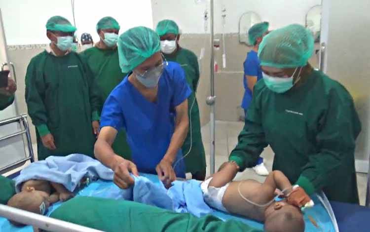 Pj Bupati Pulang Pisau, Nunu Andriani saat meninjau pelaksaan operasi bibir sumbing bertempat di BLUD RSUD Pulang Pisau. FOTO : M PRADILA KANDI)