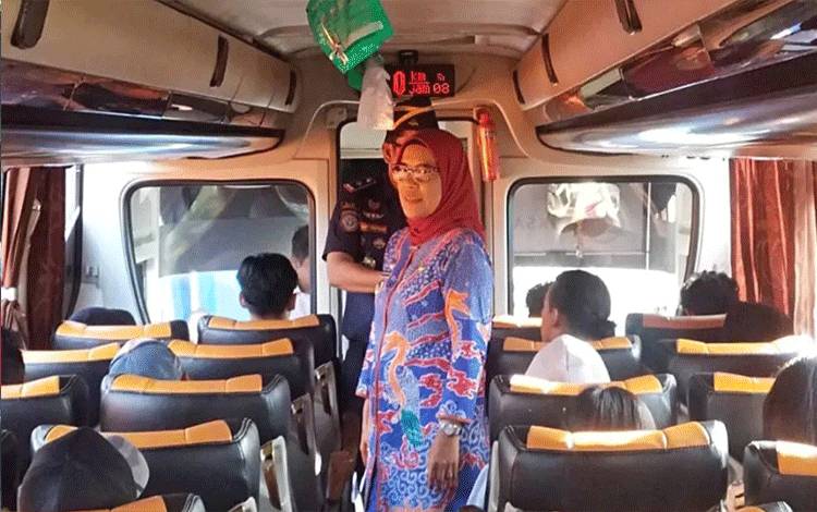 Pj Wali Kota Palangka Raya, Hera Nugrahayu saat menyapa penumpang angkutan umum. (FOTO: DISHUB)