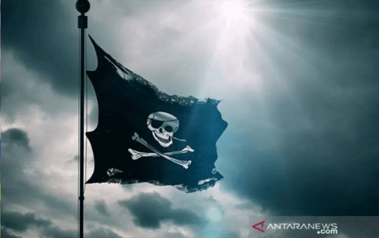 ilustrasi - Bendera tengkorak bajak laut melambai tertiup angin, simbol bajak laut. ANTARA/Shutterstock/pri.
