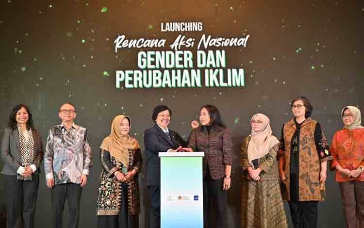 Menteri Pemberdayaan Perempuan dan Perlindungan Anak Bintang Puspayoga (keempat kanan) dan Menteri Lingkungan Hidup dan Kehutanan Siti Nurbaya (keempat kiri) dalam peluncuran Rencana Aksi Nasional Gender dan Perubahan Iklim. (ANTARA/HO-KemenPPPA)