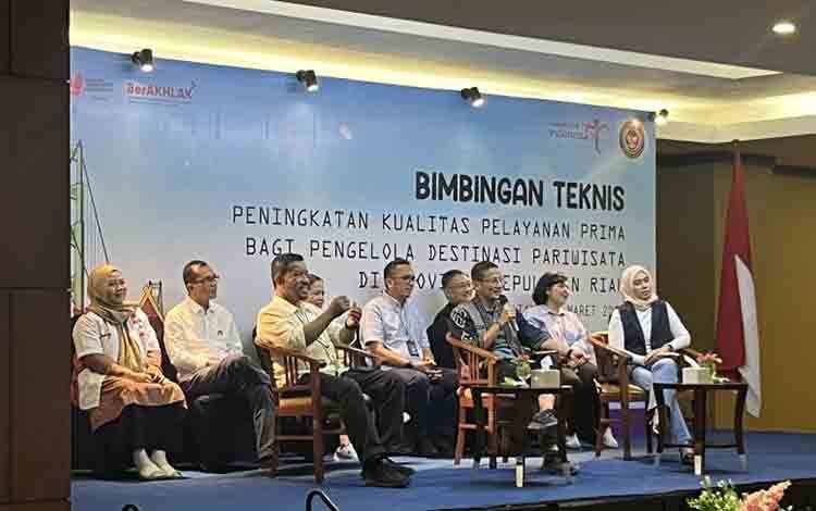 Menteri Pariwisata dan Ekonomi Kreatif (Menparekraf) Sandiaga Salahuddin Uno saat menghadiri dirum diskusi kepariwisataan di Batam, Kepri (ANTARA/Jessica)