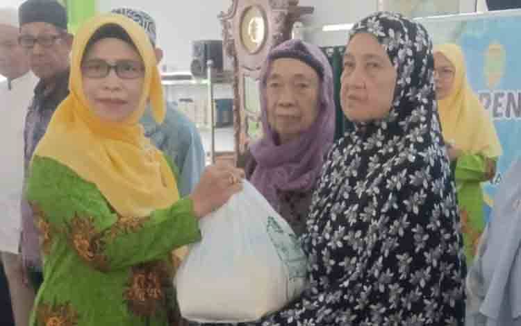  Ketua PD Aisyiyah Kobar Dra. Sussanna serahkan paket sembako kepada penerima. (FOTO: ISTIMEWA)