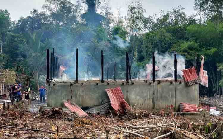 Bangunan rumah walet yang ludes terbakar di Desa Tewah Pupuh Kabupaten Barito Timur, Minggu, 31 Maret 2024. (FOTO: IST)