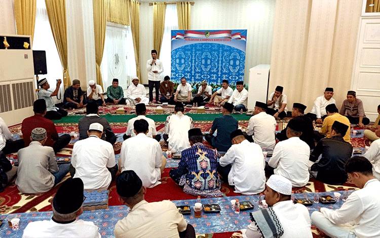Pemkab Barito Utara melaksanakan buka puasa bersama Pj Bupati Muhlis, unsur FKPD dan ASN lingkup Pemkab setempat, di rumah jabatan (rujab) Bupati, Minggu sore, 31 Maret 2024. (Foto: Dhani)