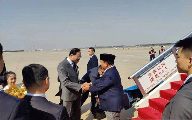 Menteri Pertahanan RI Prabowo Subianto saat tiba di China, Minggu (31/3/2024) (ANTARA/Ho-Humas Kemhan)